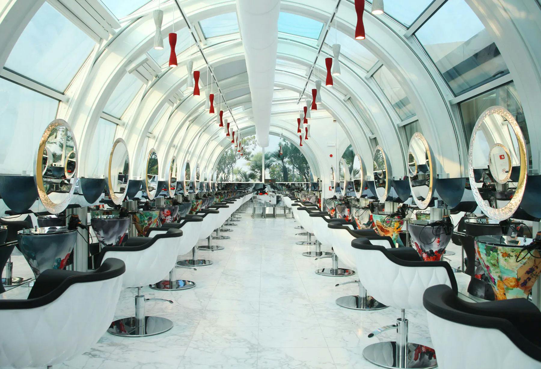 <p>La collaboration avec Atelier Aldo Coppola se poursuit une fois de plus à Milan dans le nouveau salon au sein de « La Rinascente », dans un lieu fascinant. Pour l’occasion, en plus de certains modèles présents à Lugano, la suspension « Dress My Beauty », conçue en collaboration avec l’architecte Anton Kobrinetz, fait son apparition.</p>
